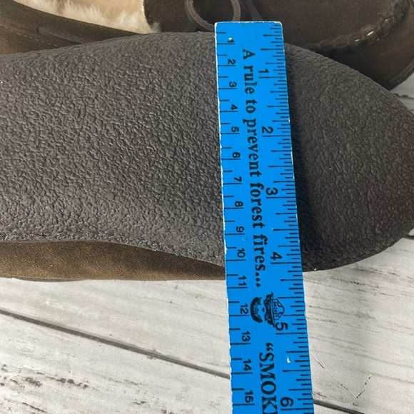 NWOT Unisex Vineyard Vines Brown Sherpa Lined Suede Slipper - Picture 9 of 9